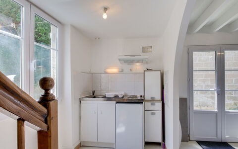 Les Portes Cartier: Property, Cabinetry, Building, Window, Wood, Interior Design, Flooring, Floor, Hardwood