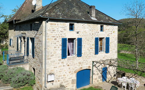 Cazals: Plant, Sky, Building, Property, Window, House, Land Lot, Tree, Cottage, Door