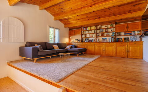 Les Garrigues D'Ozilhan: Furniture, Couch, Building, Wood, Interior Design, Flooring, Studio Couch, Living Room, Hall, Floor