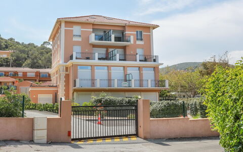 Villa Robinson: Property, Building, House, Residential Area, Real Estate, Facade, Home, Architecture, Neighbourhood, Villa