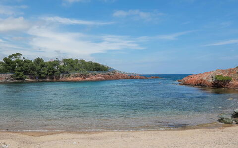 Villa Robinson: Body Of Water, Beach, Sea, Sky, Water, Coast, Ocean, Shore, Coastal And Oceanic Landforms, Water Resources