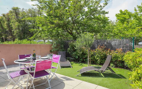 Villa Robinson: Property, Garden, Yard, Furniture, Tree, Lawn, Backyard, Grass, Real Estate, Table