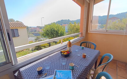 Saint-Raphaël 712: Balcony, Chair, Shade, Kitchen & Dining Room Table, Wood Stain, Outdoor Furniture, Porch, Outdoor Table, Restaurant, Houseplant