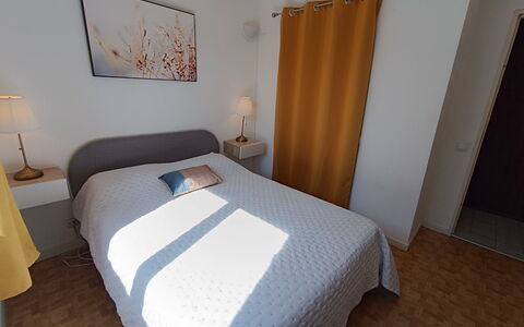 Saint-Raphaël 712: Furniture, Bed, Bedroom, Interior Design, Wall, Floor, Flooring, Wood, Bed Sheet, Room