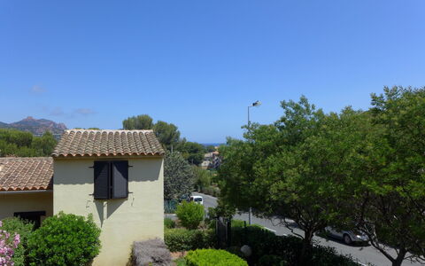 Résidence les Sangliers: Sky, Plant, Building, Window, House, Tree, Street Light, Groundcover, Landscape, Grass