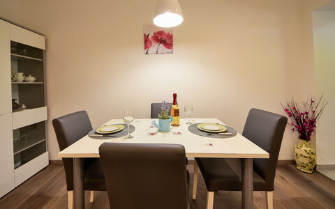Sandra: Room, Dining Room, Interior Design, Furniture, Table, Property, Lighting, Floor, Building, Ceiling
