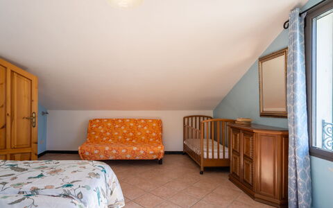 Valloria 605: Wood, Bed, Room, Lighting, Interior Design, Property, Wall, Textile, Bedroom, Bedding