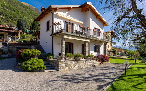 Villa del Sole: Plant, Sky, Building, Property, Window, Tree, House, Land Lot, Cottage, Residential Area