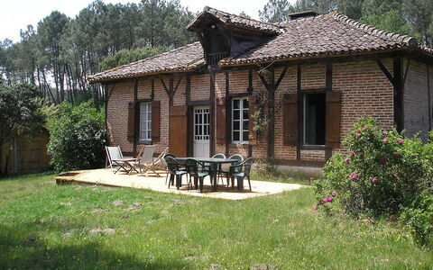 Hollebarde: Property, House, Home, Cottage, Building, Real Estate, Estate, Architecture, Farmhouse, Tree