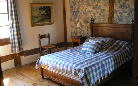 Hollebarde: Bedroom, Bed, Furniture, Room, Bed Sheet, Property, Bed Frame, Bedding, Floor, Interior Design
