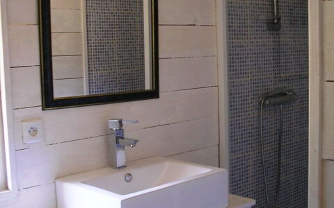 Hollebarde: Bathroom, Property, Room, Tile, Wall, Architecture, Bathroom Accessory, Tap, Plumbing Fixture, Real Estate