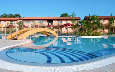 Lignano Riviera 609: Water, Sky, Daytime, Blue, Swimming Pool, Azure, Tree, Architecture, Urban Design, Plant