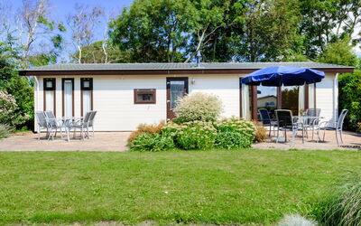 Recreatiepark de Woudhoeve 206.4: Property, Home, House, Real Estate, Yard, Building, Residential Area, Tree, Cottage, Grass