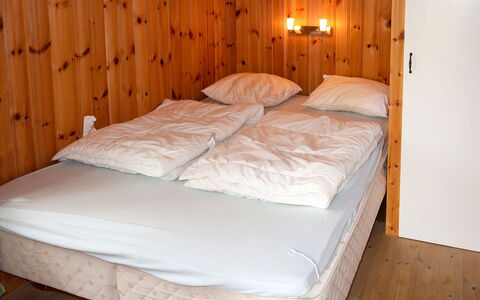 Havsblikk: Property, Furniture, Light, Comfort, Bed Frame, Wood, Lighting, Lamp, Interior Design