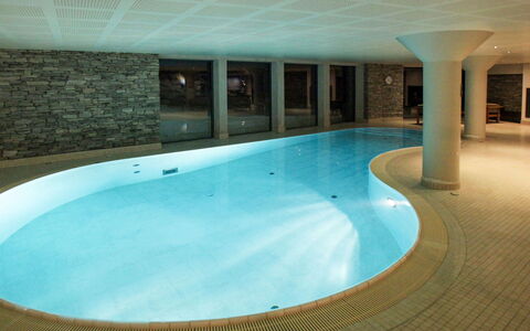 Havsdalsgrenda: Water, Building, Swimming Pool, Azure, Architecture, Interior Design, Shade, Floor, Aqua, Leisure