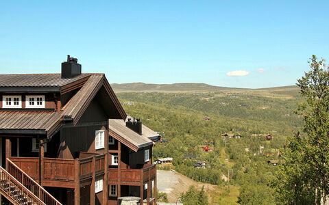 Havsdalsgrenda: Sky, Property, Building, Plant, Window, Cloud, Mountain, Tree, Highland, Wood