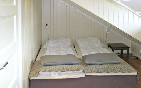 Havsdalsgrenda: Furniture, Comfort, Wood, Building, Architecture, Shade, Flooring, Hardwood, Bedroom