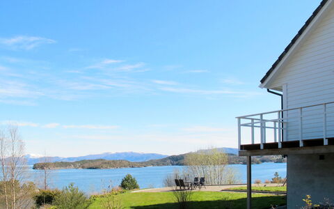 Galanten: Cloud, Sky, Water, Plant, Water Resources, Building, Natural Landscape, Land Lot, Lake, Cottage