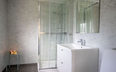 Gulehuset: Mirror, Tap, Plumbing Fixture, Building, Bathroom Cabinet, Sink, Bathroom, Cabinetry, Interior Design, Wood