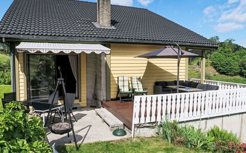 Gule Huset: Plant, Property, Building, Sky, Cloud, Window, House, Shade, Land Lot, Fence