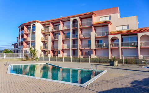 Mer et Golf: Building, House, Wall, Window, Roof, Home, Residential Area, Facade, Shrub
