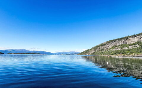 Rød Hytte: Blue, Water, Water Resources, Body Of Water, Horizon, Coastal And Oceanic Landforms, Waterway, Lake, Cloud, Sea