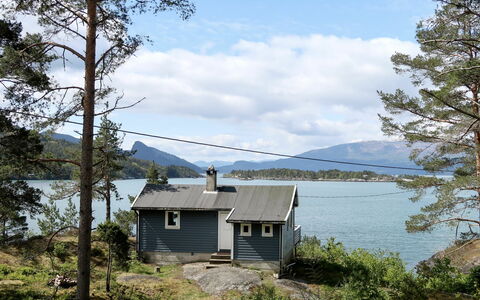 Blå Hytte: Water, Plant, Sky, Cloud, Building, Window, Mountain, Highland, Natural Landscape, Tree
