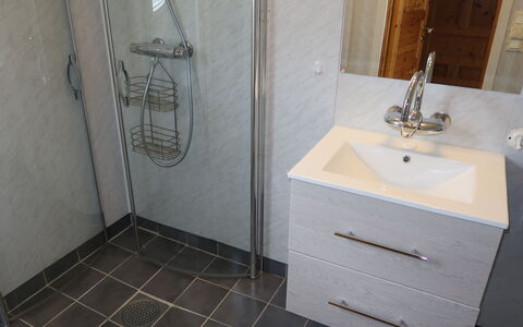 Ikjefjord: Mirror, Tap, Plumbing Fixture, Sink, Bathroom Sink, Bathroom, Architecture, Floor, Flooring