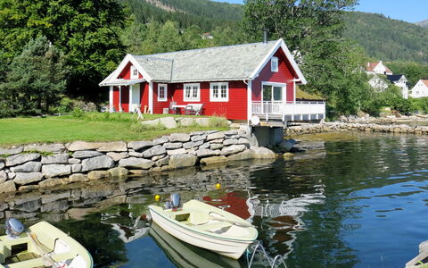 Naustet: Water, Boat, Building, Sky, Watercraft, Plant, Vehicle, Nature, Window, House