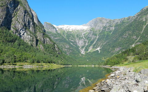 Naustvollen: Water, Sky, Mountain, Water Resources, Natural Landscape, Plant, Highland, Watercourse, Lake