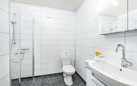Hovsfjellet: Flooring, Plumbing Fixture, Bathroom, Floor, Interior Design, Toilet Seat, Toilet, Ceiling, Sink, Plumbing
