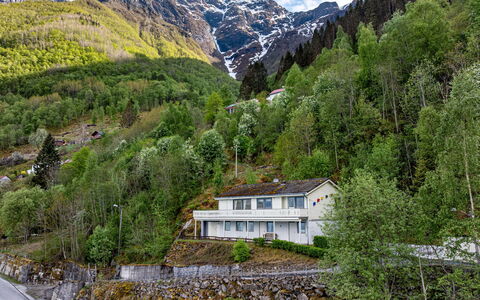 Hovsfjellet: Mountainous Landforms, Mountain, Hill, Vegetation, Highland, Landscape, Mountain Range, House, Hill Station, Rural Area