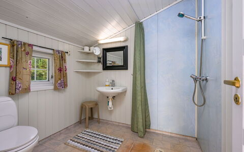 Synnøve: Plumbing Fixture, Property, Tap, Building, Bathroom, Interior Design, Wood, Bathtub, Floor