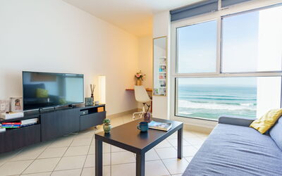 Victoria Surf 180.14: Apartment, Condominium, Shade, Balcony, Resort, Courtyard, Hotel, Campus