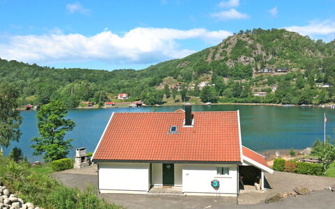 Naudøyna: Water, Sky, Cloud, Plant, Property, Nature, Lake, Mountain, Tree, House