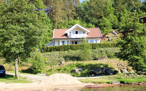 Naudøyna: Water, Plant, Sky, Daytime, Property, Building, Nature, Window, Natural Landscape, Tree