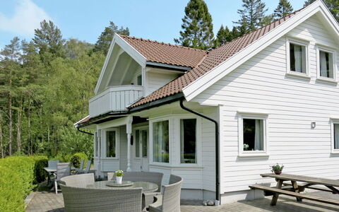 Naudøyna: Building, Window, Sky, Property, Plant, Furniture, Table, Outdoor Bench, Tree, House