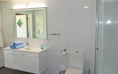 Espeøya: Bathroom Sink, Bathroom, Plumbing Fixture, Flooring, Sink, Interior Design, Floor, Tap, Bathroom Cabinet, Plumbing