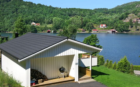 Espeøya: Water, Plant, Cloud, Sky, Property, Building, Tree, Land Lot, Vegetation, Lake
