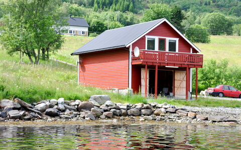 Naustet: Water, Plant, Water Resources, Building, Tree, Natural Landscape, House, Lake, Vehicle, Window