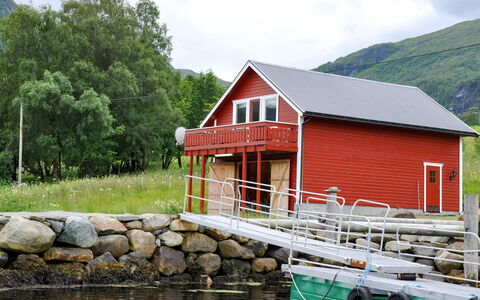 Naustet: Water, Sky, Cloud, Building, Window, Green, Nature, House, Plant, Wood