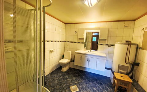 Naustet: Property, Interior Design, Architecture, Cabinetry, Floor, Building, Wall, Flooring, Drawer, Real Estate
