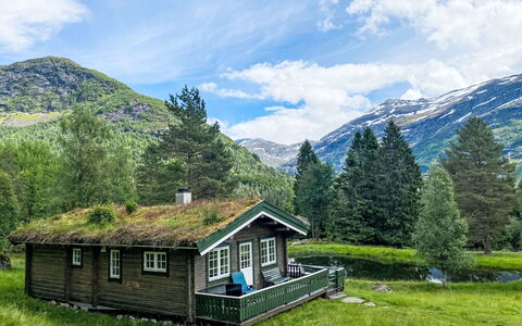 Fjellro: Cloud, Mountain, Sky, Plant, Natural Landscape, Tree, Highland, House, Land Lot, Building