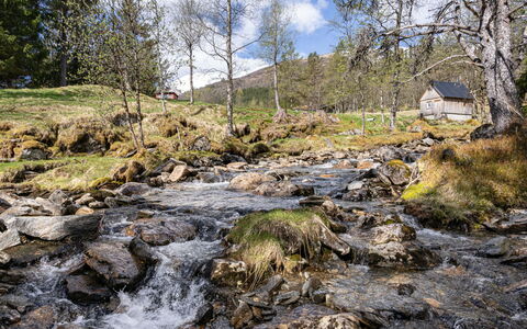 Fjellbris: Water Resources, Water, Body Of Water, Stream, Rock, Natural Landscape, Watercourse, Bank