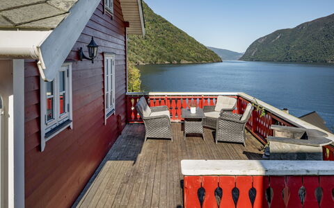 Johans Maria Stova: Water, Building, Property, Sky, Window, Wood, House, Body Of Water, Architecture, Table