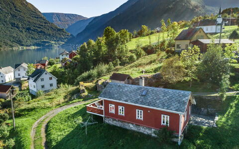 Johans Maria Stova: Water, Mountain, Sky, Plant, Property, Building, Green, Window, Natural Landscape, Nature