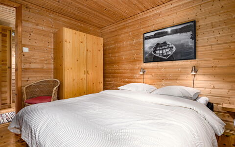 Jambueggi: Bed, Furniture, Bedroom, Interior Design, Wood, Floor, Ceiling, Flooring, Bed Sheet, Room