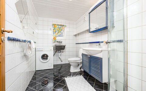 Jambueggi: Flooring, Floor, Plumbing Fixture, Tile, Composite Material, Plumbing, Toilet, Bathroom, Aluminium