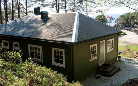Solsvika: Window, Property, Building, Plant, Tree, Sky, House, Wood, Cottage, Siding
