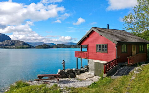 Idun: Cloud, Water, Sky, Plant, Building, Window, Mountain, Natural Landscape, Lake, House